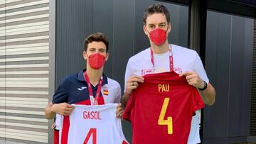 Los Pau de España intercambian camisetas
