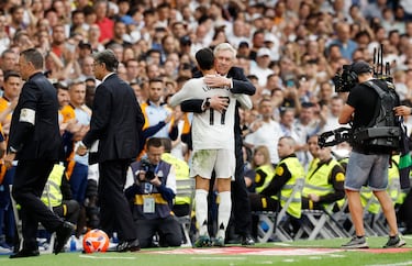 Tremenda ovación de la afición a Lucas Vázquez en su cambio en el último partido en el Bernabéu. En la foto, Lucas abraza a Ancelotti. 
