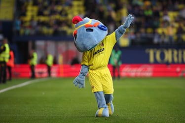 La mascota del club tiene forma de submarino y posee rasgos humanos. Se trata de un homenaje al apodo del equipo, 'submarino amarillo', y la icónica canción de los Beatles. Groguet se ha convertido en una figura cálida y original del Villarreal.