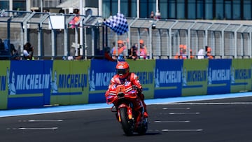 Marc Márquez cruza la línea de meta del Gran Premio de Hungría de MotoGP.