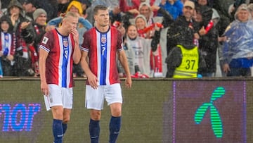 Norway's forward #07 Alexander Sorloth (R) celebrates scoring the opening goal with his teammate Norway's forward #09 Erling Braut Haaland during the 2026 FIFA World Cup Qualifying Group I football match between Norway and Italy at the Ullevaal Stadium in Oslo on June 6, 2025. (Photo by Lise �serud / NTB / AFP) / Norway OUT