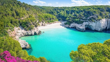 En Menorca destaca la espectacular Cala Mitjana. Es una playa de arena blanca y fina al sur de la isla. Se llega a pie (1 km) desde Cala Galdana, por unos parajes verdes que contrastan con el turquesa de sus aguas.