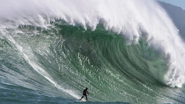 Una ola gigante rompiendo en Sudáfrica, surfeada por Grant 'Twiggy' Baker.