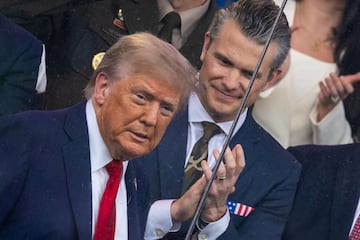 El secretario de defensa Pete Hegseth y Donald Trump  REUTERS/Carlos Barria