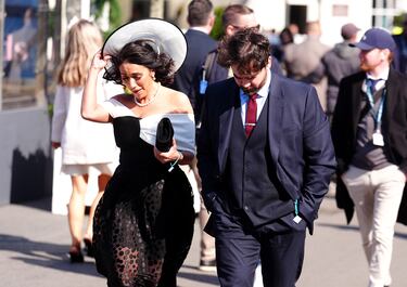 Ambiente durante el 'Ladies Day' del Grand National Festival, la carrera ecuestre más importante de las que se celebran en el Reino Unido, en el Circuito de Aintree, Liverpool.