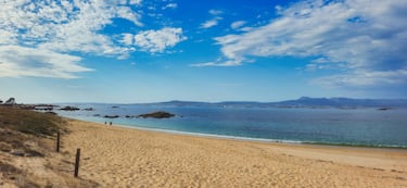 Una playa virgen en O Grove, perfecta para quienes buscan un ambiente más salvaje y menos masificado. Está rodeada de dunas y vegetación autóctona, ofreciendo un paisaje impresionante.