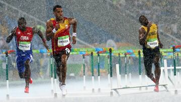 . Rio De Janeiro (Brazil), 15/08/2016.- Orlando Ortega (C) of Spain competes under heavy rain during the men's 110m Hurdles heats of the Rio 2016 Olympic Games Athletics, Track and Field events at the Olympic Stadium in Rio de Janeiro, Brazil, 15 August 2016. (Atletismo, España, Brasil) EFE/EPA/SRDJAN SUKI