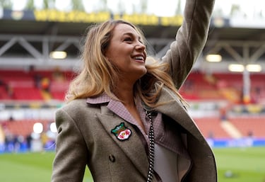 Blake Lively, esposa del copropietario del Wrexham Football Club, Ryan Reynolds, saluda durante el partido. 