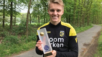 Odegaard con el premio.