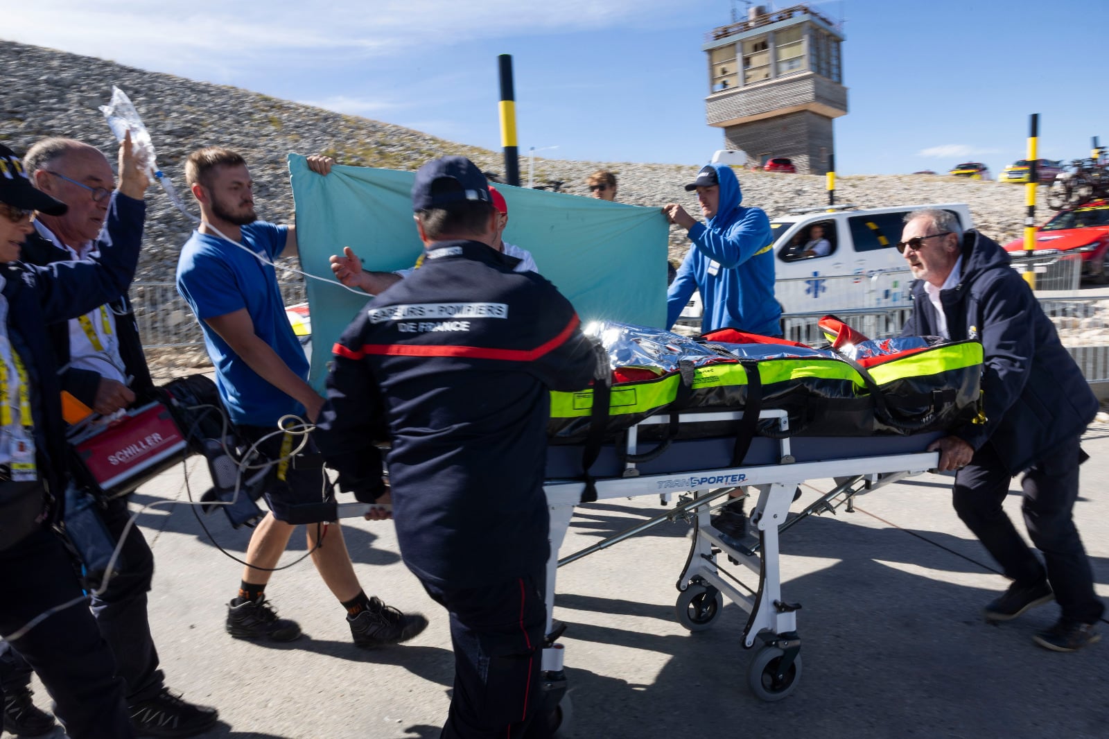 Tobias Johannessen, evacuado en ambulancia y con oxígeno en meta
