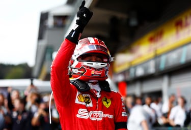 Spa fue escenario de emociones intensas: el sábado Charles logró la pole, pero el domingo corría con el corazón partido por la pérdida de su amigo Anthoine Hubert, que falleció tras un fuerte accidente en la carrera del sábado de la F2 en este mismo circuito. Ya en carrera Charles resistió el ataque final de Hamilton con temple de acero y cruzó la meta en silencio. Su primera victoria fue también una dedicatoria. Ferrari volvía a brillar tras más de un año sin subir a lo más alto del podio, pero con un brillo triste, profundo, inolvidable.