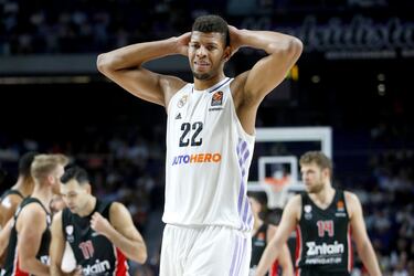 Sloukas se la juega a Tavares