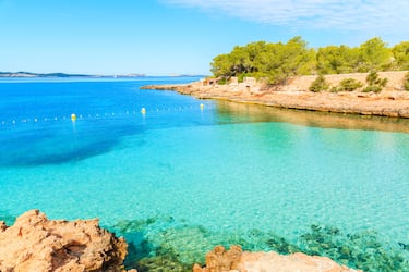 Situada en Ibiza, es una cala salvaje con pinos verdes, fina arena dorada y aguas que hacen de esta cala un lugar mágico a pesar de sus 60 metros de anchura. Es una zona ideal para hacer snorkel.