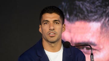 AMDEP5759. MONTEVIDEO (URUGUAY), 02/09/2024.- El futbolista uruguayo Luis Suárez habla en una conferencia de prensa este lunes, en Montevideo (Uruguay). Goleador histórico de la selección uruguaya con 69 tantos en 11.191 minutos sobre el terreno de juego, Luis Suárez anunció este lunes que el próximo 6 de septiembre disputará su último partido con la camiseta Celeste. EFE/ Sofía Torres