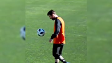 El video viral del caño de Messi a un reportero