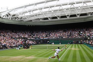 Vista de la pista central del All England Tennis Club en Wimbledon, durante la final masculina del Grand Slam de Wimbledon.