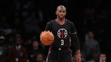 NEW YORK, NY - NOVEMBER 29: Chris Paul #3 of the Los Angeles Clippers dribbles the ball up court against the Brooklyn Nets in overtime at Barclays Center on November 29, 2016 in the Brooklyn borough of New York City. NOTE TO USER: User expressly acknowledges and agrees that, by downloading and or using this photograph, User is consenting to the terms and conditions of the Getty Images License Agreement. Michael Reaves/Getty Images/AFP
== FOR NEWSPAPERS, INTERNET, TELCOS & TELEVISION USE ONLY ==