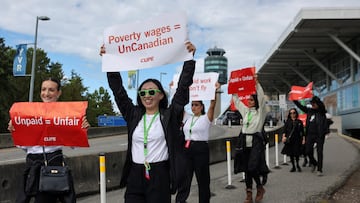 Demonstrators hold placards on the day the strike begins, after the union representing more than 10,000 of Air Canada's flight attendants failed to reach an agreement with the airline, at Vancouver International Airport in Richmond, British Columbia, Canada, August 16, 2025. REUTERS/Chris Helgren REFILE - QUALITY REPEAT