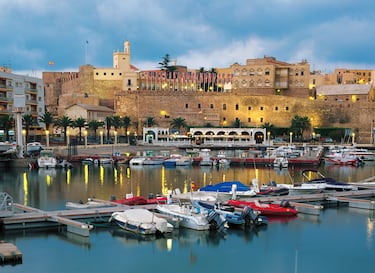 En la foto, vista del atardecer de los veleros amarrados en el puerto de Melilla con la Fortaleza de la ciudad vieja al fondo.