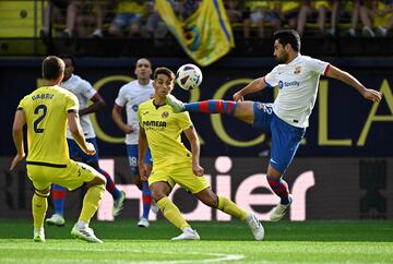 Control aéreo del centrocampista del Barcelona, Ilkay Gundogan.
