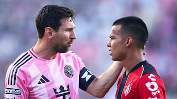 FORT LAUDERDALE, FLORIDA - JULY 30: Lionel Messi #10 of Inter Miami and Sergio Hernandez #199 of Atlas speak on the field in the first half during the Leagues Cup Phase One match between Inter Miami CF and Atlas FC at Chase Stadium on July 30, 2025 in Fort Lauderdale, Florida. Megan Briggs/Getty Images/AFP (Photo by Megan Briggs / GETTY IMAGES NORTH AMERICA / Getty Images via AFP)