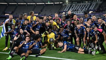Independiente del Valle players pose for a picture with the trophy of the Copa Sudamericana football tournament after the final match between Sao Paulo and Independiente del Valle, at the Mario Alberto Kempes stadium in Cordoba, Argentina, on October 1st, 2022. (Photo by JUAN MABROMATA / AFP)