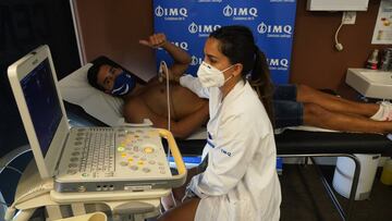 Los jugadores del Alavés se someten al reconocimiento médico antes del arranque de la temporada.