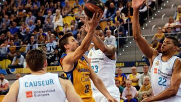 Xavi Rabaseda lanza ante Thompkins y Tavares durante el partido entre el Herbalife Gran Canaria y el Real Madrid.