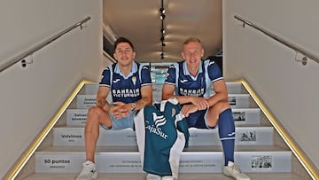 Carracedo y Obolskii, con las camisetas nuevas y la mítica del 99