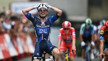 David Gaudu celebra su sorprendente victoria en Ceres, meta de la tercera etapa de la Vuelta a España.