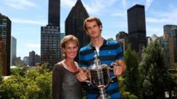 Andy Murray posa con el trofeo de campeón individual del US Open en el Central Park de Nueva York junto a su madre y entrenadora Judy Murray.