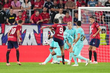 1-1. Chimy Ávila, desde la frontal del área, saca un latigazo con la zurda para anotar el primer tanto rojillo. El balón toca en el palo derecho de Marc-André ter Stegen antes de entrar en la portería.