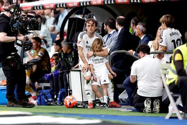 Impresionante despedida de la afición a Luka Modric durante su último cambio en el Bernabéu. En la foto, Modric rodeado de su familia. 