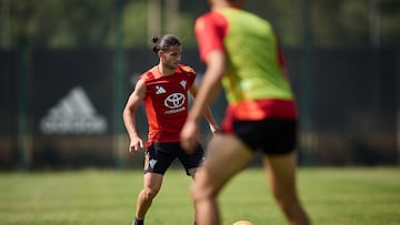 MIRANDA DE EBRO (BURGOS), 19/06/2025.- El delantero del CD Mirandés Alex Calvo participa en un entrenamiento del equipo este jueves, dos días antes de la gran final de ascenso a la primera división contra el Real Oviedo. EFE/ David Pérez Cejuela
