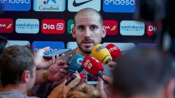 Quino Colom atiende a los medios