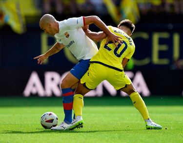 Oriol Romeu protegiendo el esférico de Ramon Terrats.