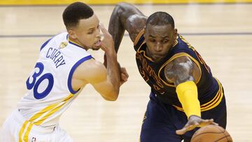 Curry y LeBron James pelean por un balón.