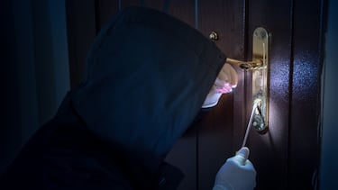 Un cerrajero revela el truco más usado de los ladrones para entrar en las casas en verano: “Van arriba”
