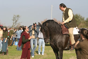 Julián Muñoz e Isabel Pantoja dejaron imágenes muy románticas por sus peregrinajes en El Rocío. Como esta en la que charlan con Muñoz subido a lomos de un caballo.
