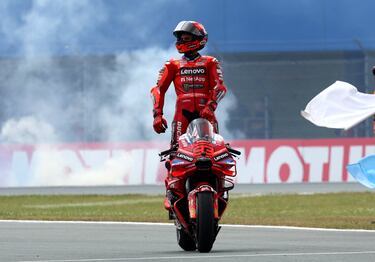 Marc Marquez celebra sobre su moto su victoria en el GP de Países Bajos.