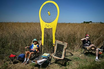 Espectadores se alinean a lo largo del recorrido de la carrera con un objetivo de cartón improvisado para atrapar bidones durante la quinta etapa de la 112.ª edición del Tour de Francia, una contrarreloj individual de 33 km con inicio y fin en Caen.