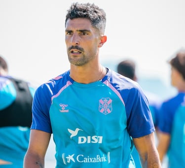 El defensa cántabro vuelve a España con energía a sus 35 años. Llega al Tenerife, en Primera RFEF, con contrato hasta 2027 tras experiencias en LaLiga, Ligue 1, la Superliga de Arabia Saudí y más recientemente en el JDT malasio. Aterrizó en la isla el 28 de julio y ya entrena con Cervera, decidido a sumar carácter, experiencia y liderazgo para conseguir el objetivo de volver a la categoría de plata del fútbol español.