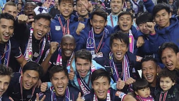 La plantilla del Kitchee celebra el título tras el encuentro.