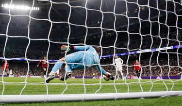 1-2. Disparo de Rafael Leão dentro del área, gran parada de Andriy Lunin y el balón rechazado, lo caza Álvaro Morata para marcar el segundo tanto a placer.