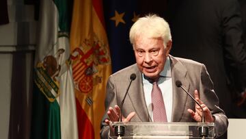 El expresidente Felipe González interviene durante el acto de entrega del Premio Iberoamericano Torre del Oro, a 14 de septiembre de 2023 en Sevilla (Andalucía, España). El expresidente del Gobierno Felipe González ha sido galardonado con el Premio Iberoamericano Torre del Oro, en su quinta edición, que conceden la Fundación Cajasol y la Cámara de Comercio. El premio ha sido entregado por el presidente del gobierno de la Junta de Andalucía Juanma Moreno.
14 SEPTIEMBRE 2023
Rocío Ruz / Europa Press
14/09/2023