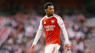 Prometedor futbolista británico que puede jugar como centrocampista o extremo. Saltó a la fama a los 15 años y 181 días al convertirse en el jugador más joven en debutar en la historia de la Premier League. Considerado una de las futuras estrellas del fútbol, es conocido por su habilidad para el regate, su visión de juego y su versatilidad para jugar en varias posiciones de ataque. A pesar de su juventud, ha demostrado un gran potencial.