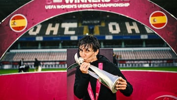 NIVELLES, BELGIUM - JULY 30: Spain head coach Sonia Bermúdez celebrate with the cup after the UEFA Women's European Under-19 Championship 2022/23 final match between Spain and Germany at the Den Dreef Stadium on July 30, 2023 in Leuven, Belgium. (Photo by Harry Murphy - Sportsfile/UEFA via Getty Images)