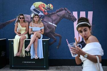 Ambiente durante el 'Ladies Day' del Grand National Festival, la carrera ecuestre más importante de las que se celebran en el Reino Unido, en el Circuito de Aintree, Liverpool.