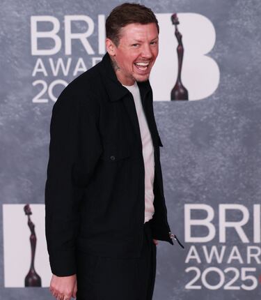 Professor Green posa en la alfombra de los Brit Awards 2025.