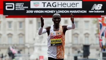 Kipchoge celebra su triunfo en el maratón de Londres.